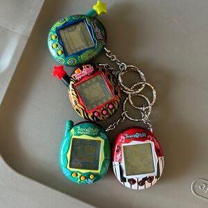 Tamagotchi (4) from the early 2000’s